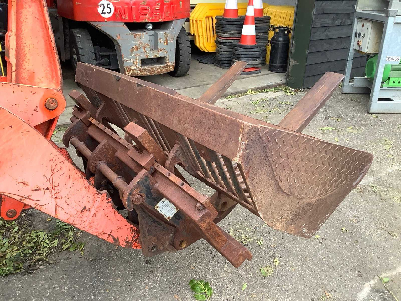 Kubota R420 - Gumikerekes homlokrakodó: 3 kép. Kubota R420 - Gumikerekes homlokrakodó: 3 kép.