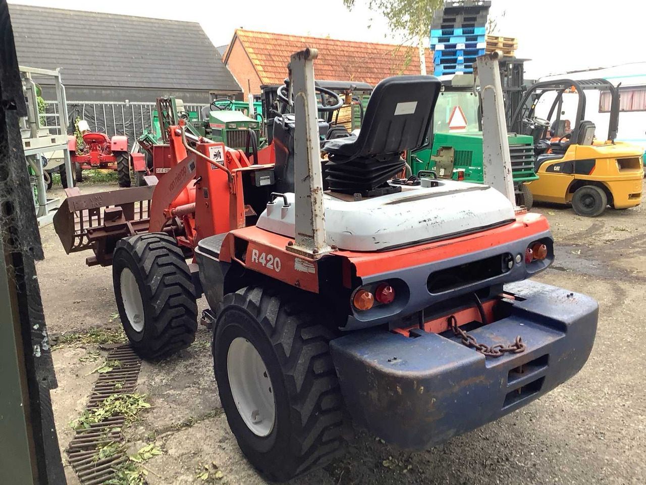 Kubota R420 - Gumikerekes homlokrakodó: 4 kép. Kubota R420 - Gumikerekes homlokrakodó: 4 kép.