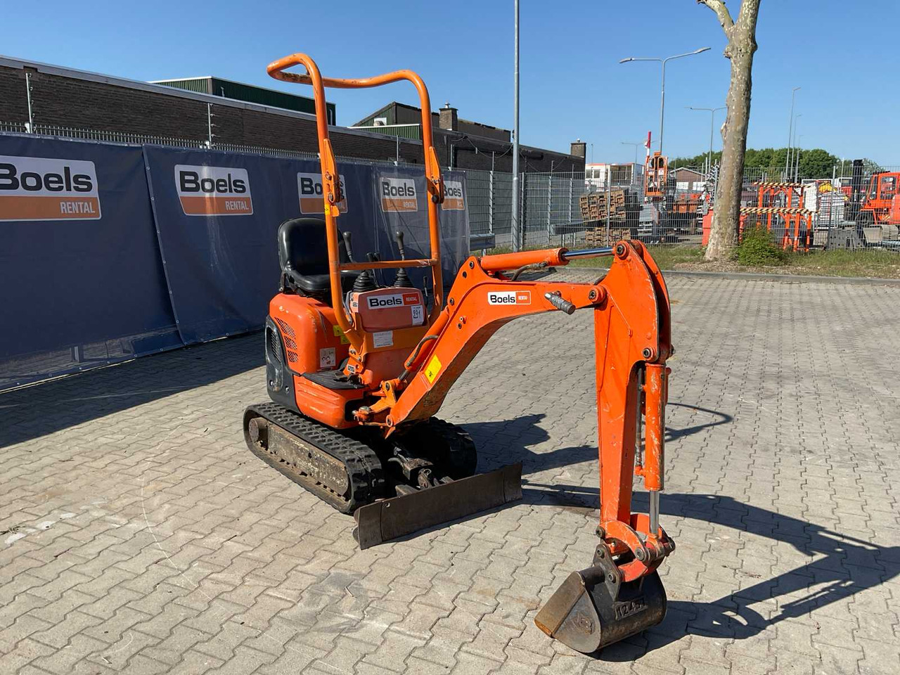 Kubota U10-3 - Minikotró: 2 kép. Kubota U10-3 - Minikotró: 2 kép.