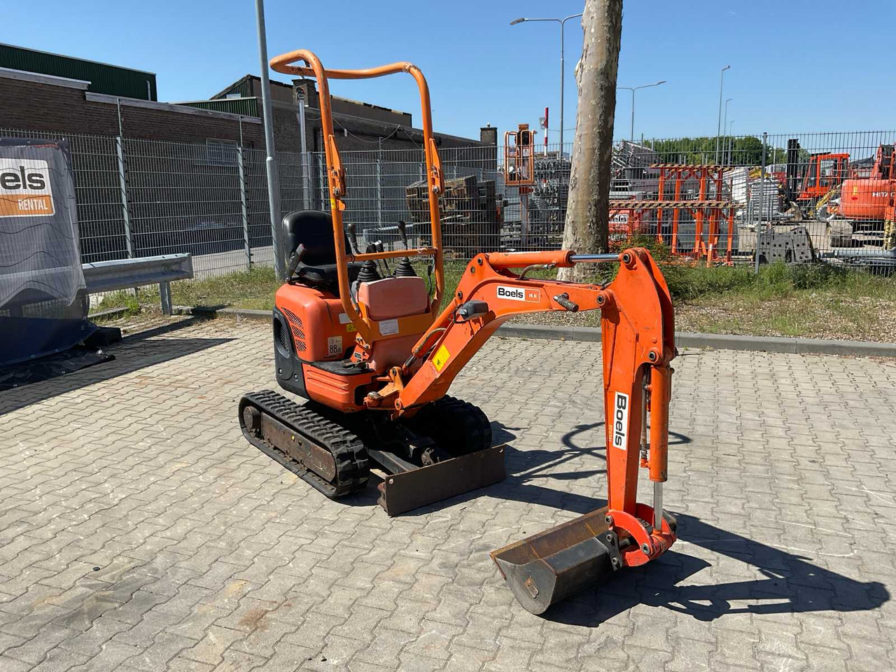 Kubota U10-3 - Minikotró: 2 kép. Kubota U10-3 - Minikotró: 2 kép.