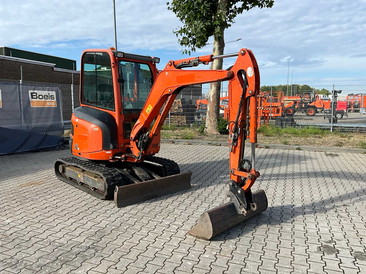 Kubota U27-4GL - Minikotró: 4 kép. Kubota U27-4GL - Minikotró: 4 kép.