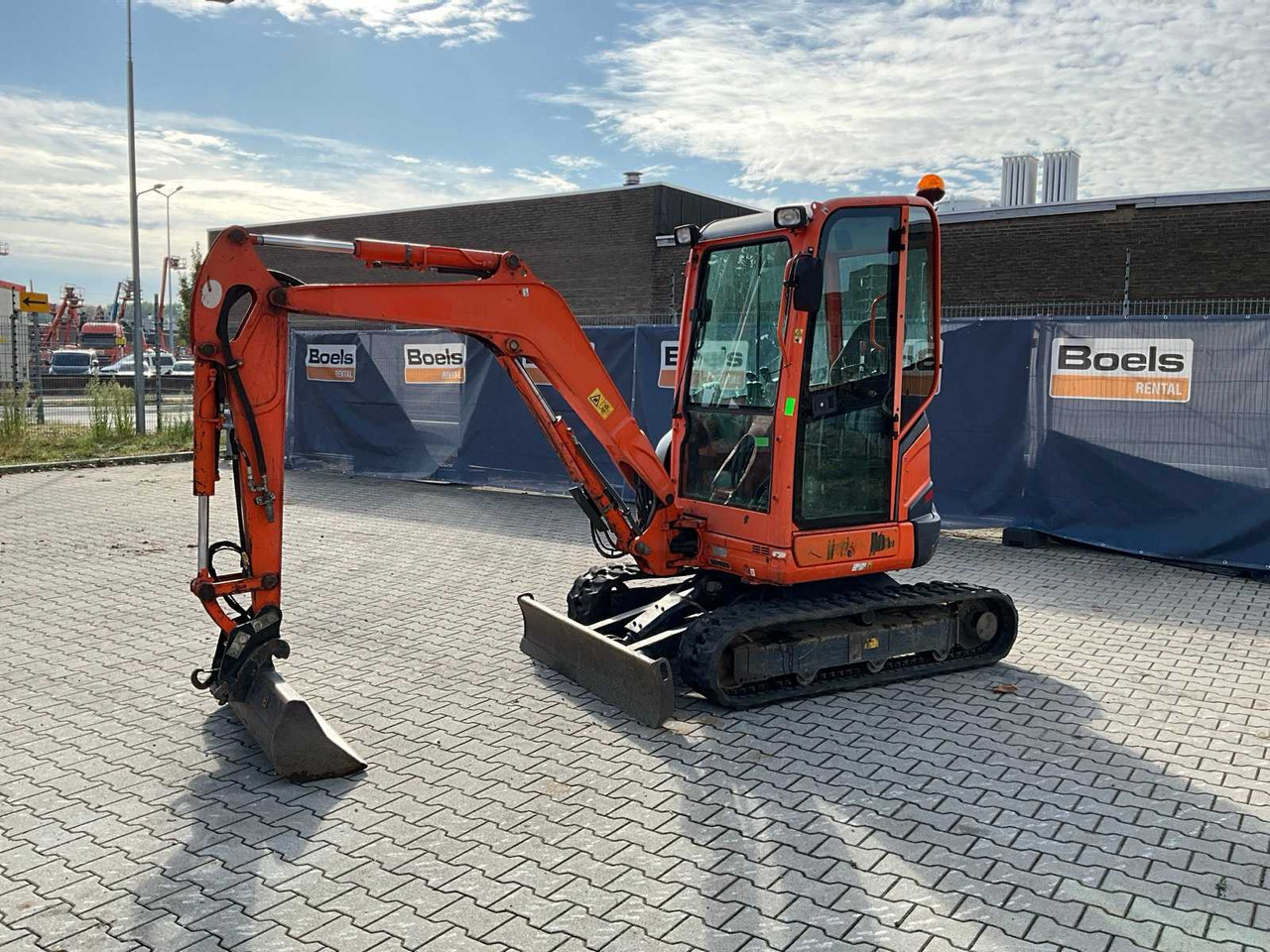 Kubota U27-4GL - Minikotró: 1 kép. Kubota U27-4GL - Minikotró: 1 kép.