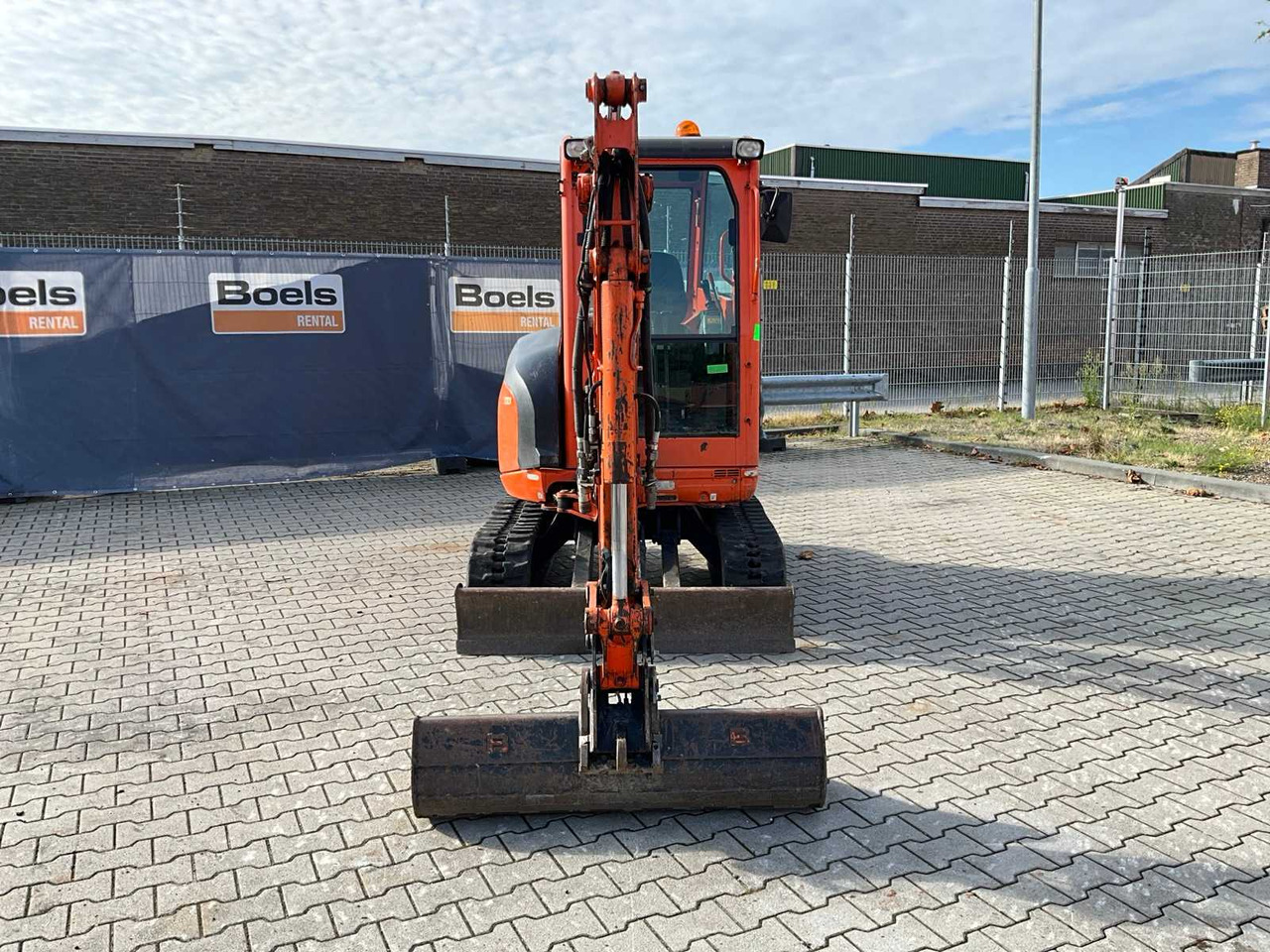 Kubota U27-4GL - Minikotró: 3 kép. Kubota U27-4GL - Minikotró: 3 kép.