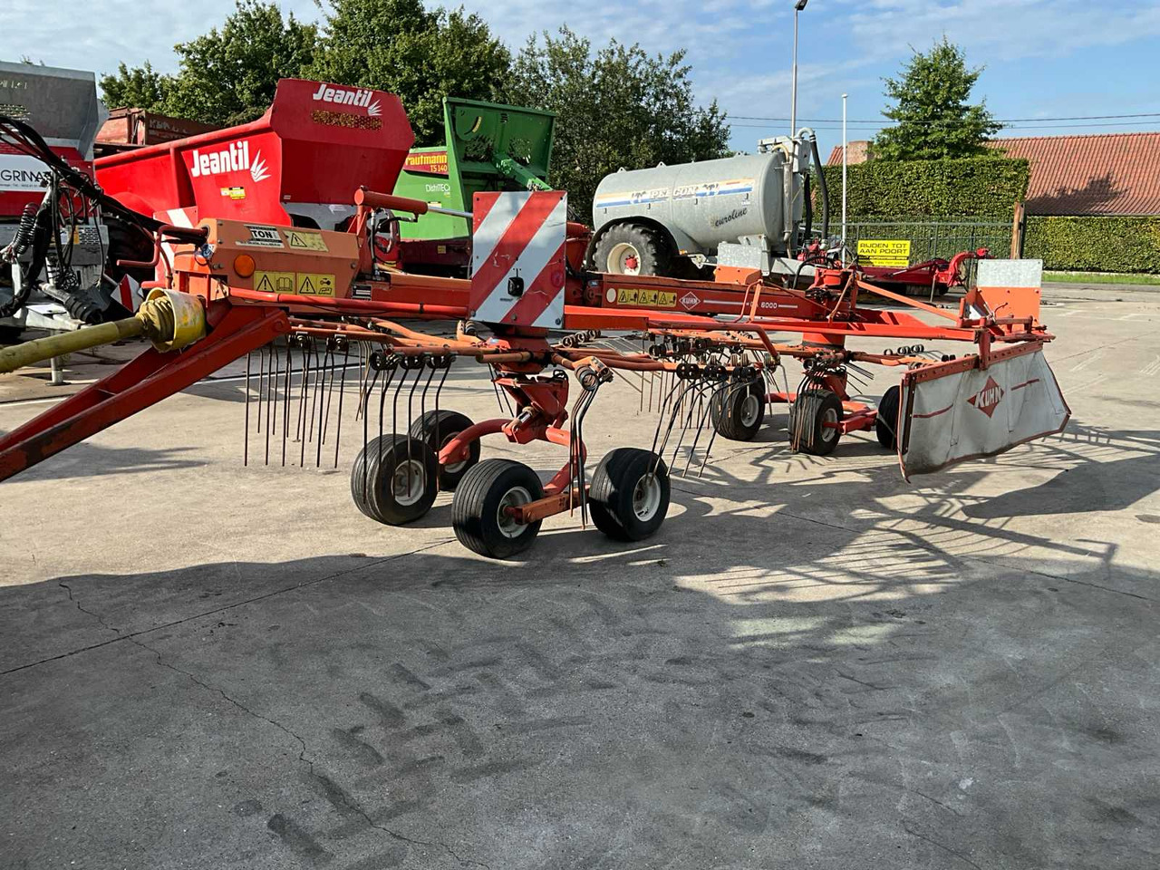 Kuhn GA 6000 - Szálastakarmány betakarítás gépei: 3 kép. Kuhn GA 6000 - Szálastakarmány betakarítás gépei: 3 kép.