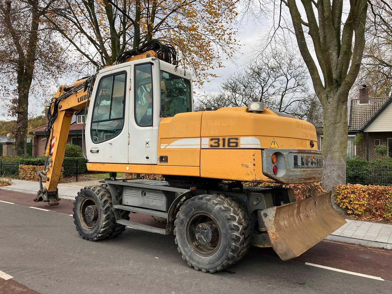 LIEBHERR - 2008 - A316 LITRONIC - WHEELED EXCAVATOR - Gumikerekes kotró: 3 kép. LIEBHERR - 2008 - A316 LITRONIC - WHEELED EXCAVATOR - Gumikerekes kotró: 3 kép.