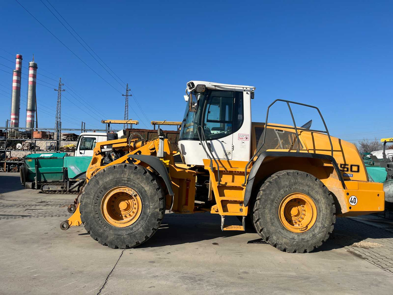 LIEBHERR - L550 - WHEEL LOADER - 2015 - Gumikerekes homlokrakodó: 2 kép. LIEBHERR - L550 - WHEEL LOADER - 2015 - Gumikerekes homlokrakodó: 2 kép.