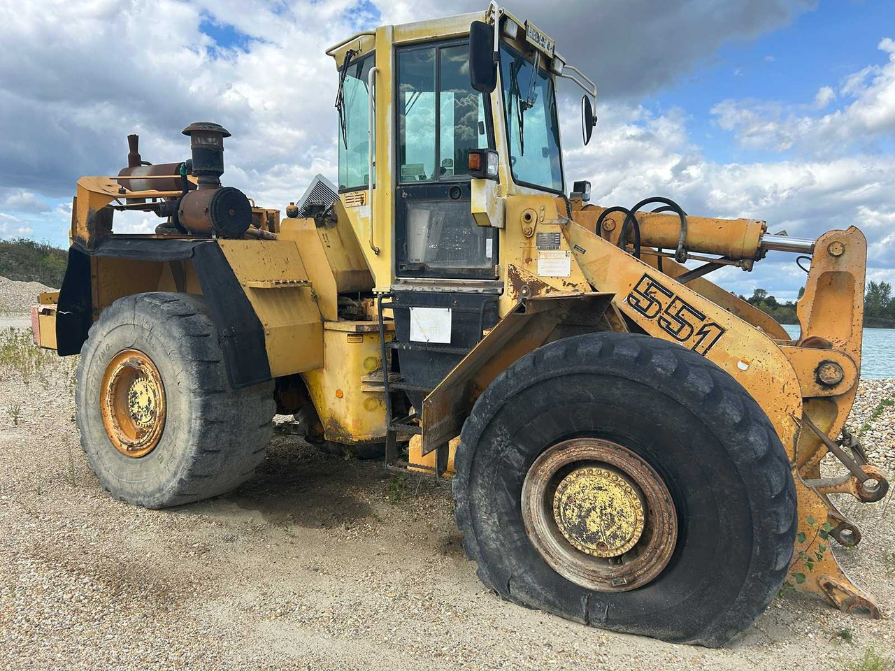 LIEBHERR L551 - Gumikerekes homlokrakodó: 2 kép. LIEBHERR L551 - Gumikerekes homlokrakodó: 2 kép.