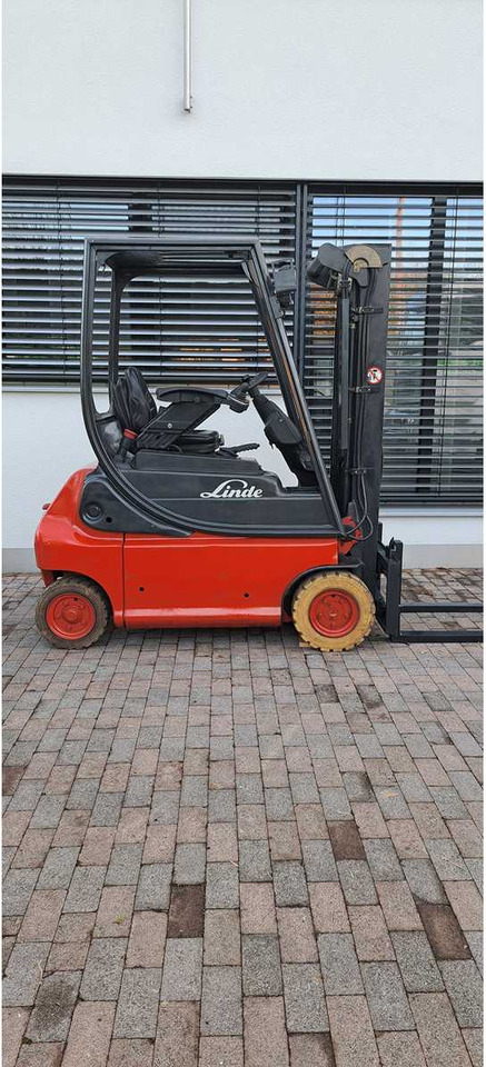LINDE - E16P-02 - 2005 - FORKLIFT TRUCKS - Villás targonca: 1 kép. LINDE - E16P-02 - 2005 - FORKLIFT TRUCKS - Villás targonca: 1 kép.