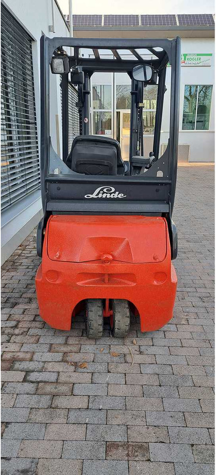 LINDE - E18C-02 - 2004 - FORKLIFT TRUCKS - Villás targonca: 4 kép. LINDE - E18C-02 - 2004 - FORKLIFT TRUCKS - Villás targonca: 4 kép.