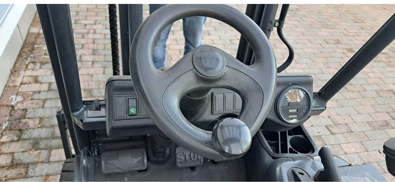 LINDE - E18C-02 - 2004 - FORKLIFT TRUCKS - Villás targonca: 5 kép. LINDE - E18C-02 - 2004 - FORKLIFT TRUCKS - Villás targonca: 5 kép.