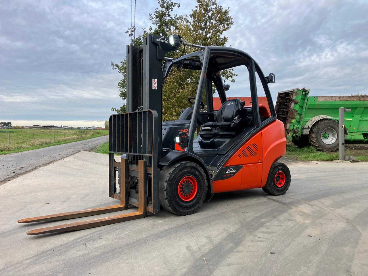 LINDE H30T-02 FORKLIFT 2019 - Villás targonca: 1 kép. LINDE H30T-02 FORKLIFT 2019 - Villás targonca: 1 kép.