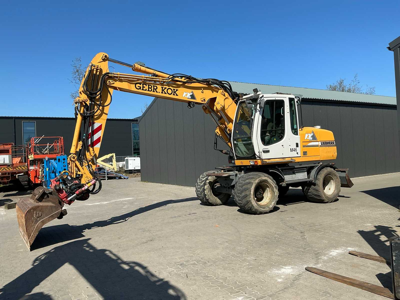 Liebherr A314 - Gumikerekes kotró: 2 kép. Liebherr A314 - Gumikerekes kotró: 2 kép.