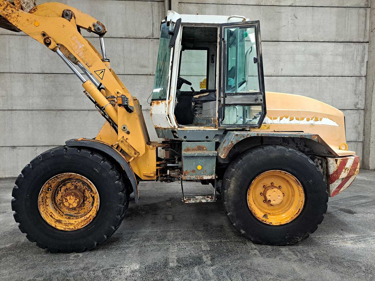 Liebherr L514 - Gumikerekes homlokrakodó: 5 kép. Liebherr L514 - Gumikerekes homlokrakodó: 5 kép.