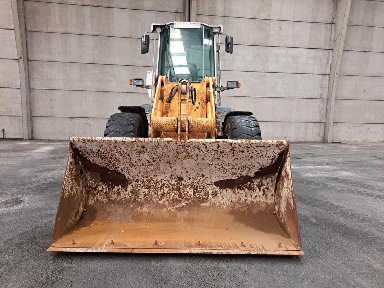 Liebherr L514 - Gumikerekes homlokrakodó: 2 kép. Liebherr L514 - Gumikerekes homlokrakodó: 2 kép.