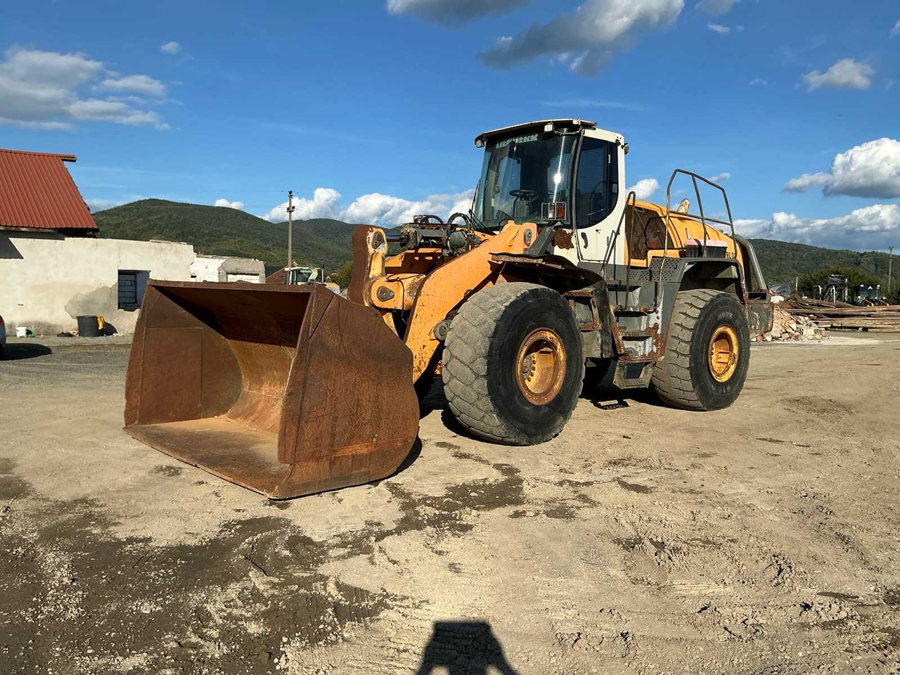Liebherr L576 - Gumikerekes homlokrakodó: 1 kép. Liebherr L576 - Gumikerekes homlokrakodó: 1 kép.
