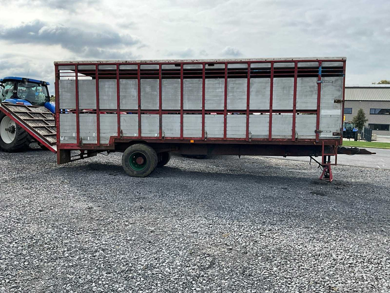 Livestock trailer - Pótkocsi állatszállító: 4 kép. Livestock trailer - Pótkocsi állatszállító: 4 kép.