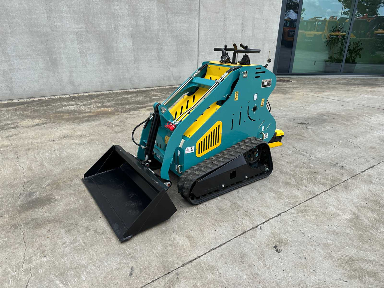 MACHPRO MP-300 - Mini homlokrakodó: 1 kép. MACHPRO MP-300 - Mini homlokrakodó: 1 kép.