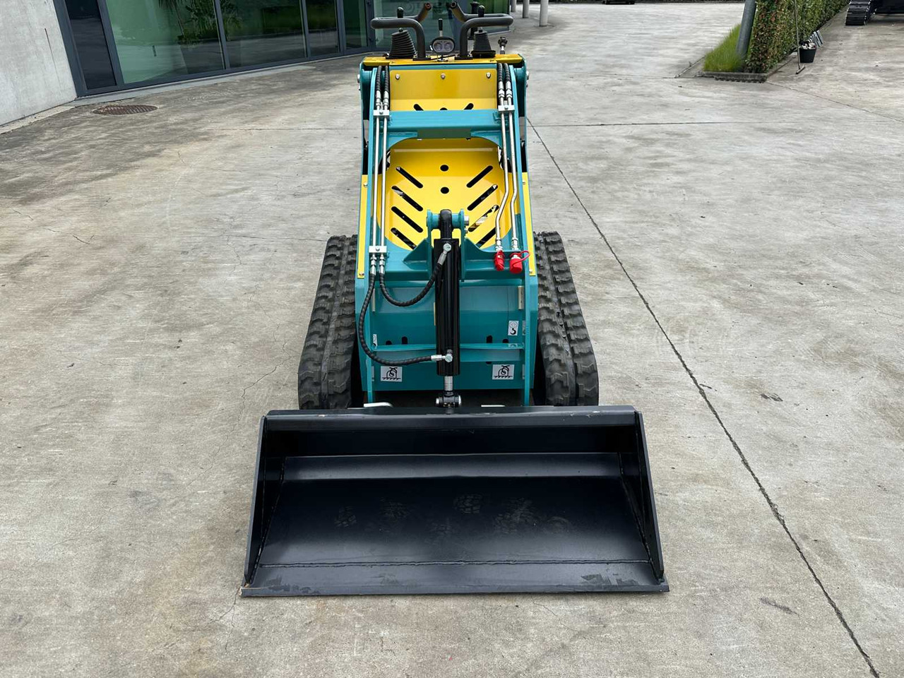 MACHPRO MP-300 - Mini homlokrakodó: 2 kép. MACHPRO MP-300 - Mini homlokrakodó: 2 kép.
