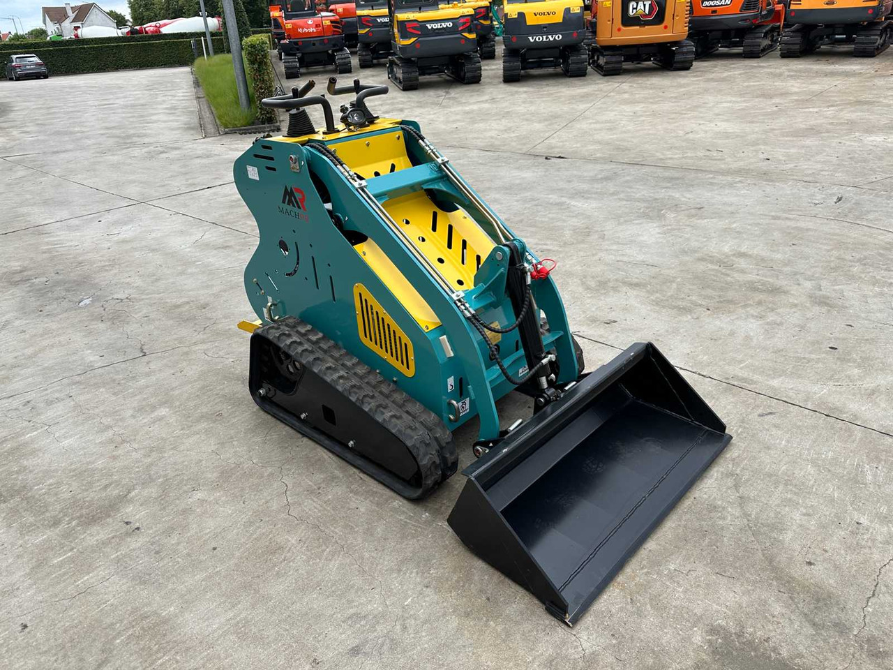 MACHPRO MP-300 - Mini homlokrakodó: 3 kép. MACHPRO MP-300 - Mini homlokrakodó: 3 kép.