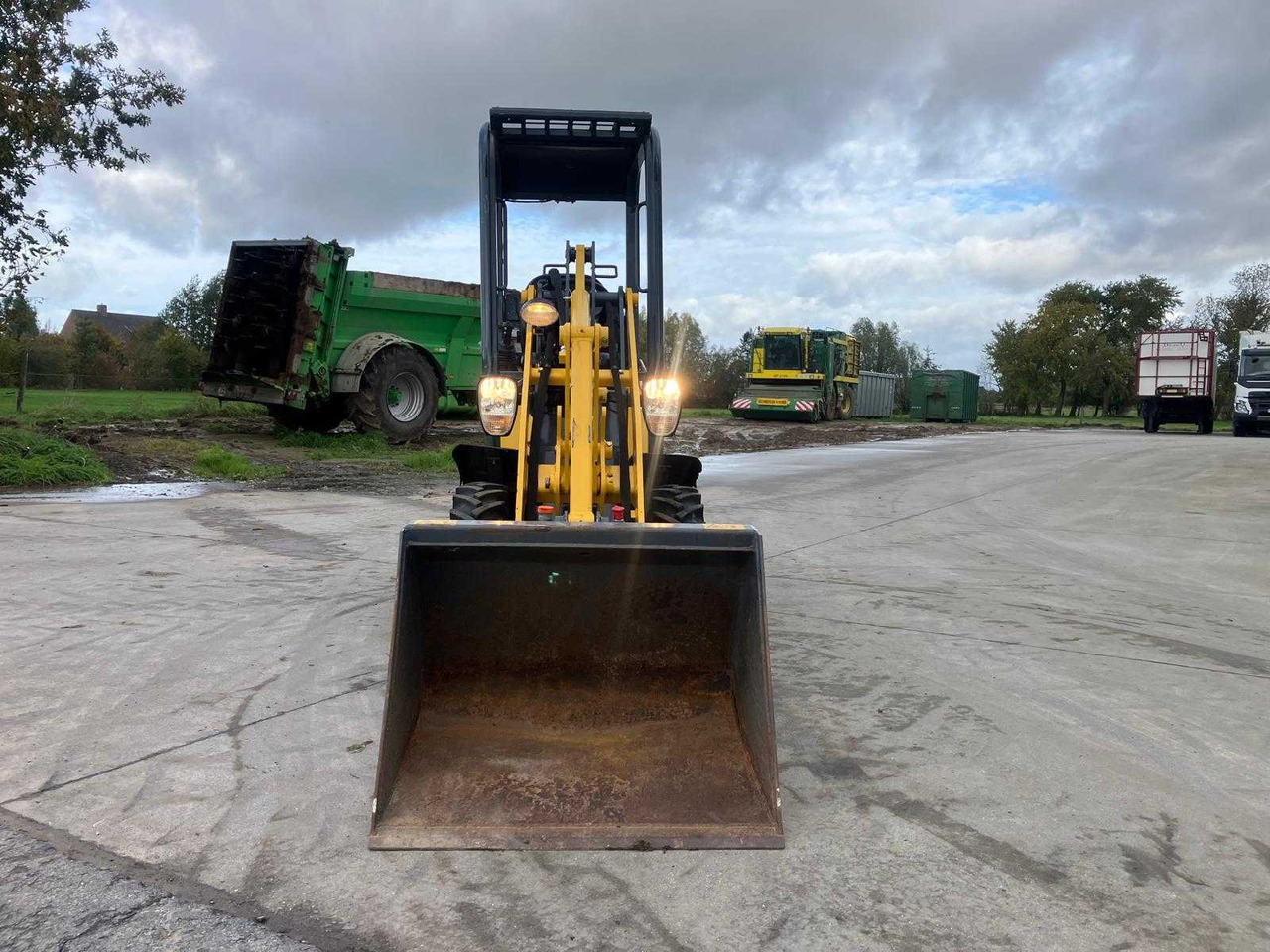 MUSTANG - AL 100 - SHOVEL - 2015 - Gumikerekes homlokrakodó: 5 kép. MUSTANG - AL 100 - SHOVEL - 2015 - Gumikerekes homlokrakodó: 5 kép.