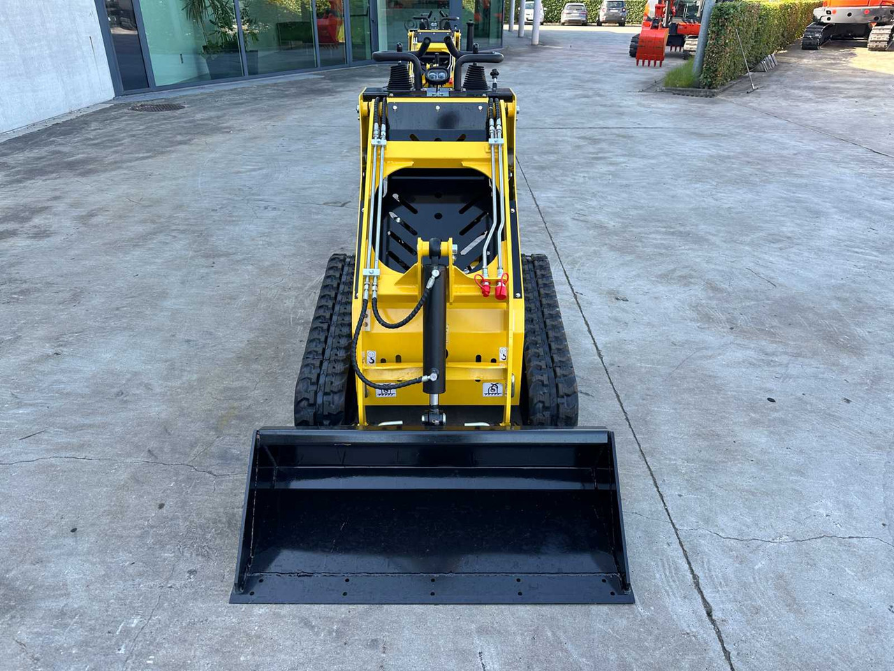 Machpro MP-S300 - Mini homlokrakodó: 2 kép. Machpro MP-S300 - Mini homlokrakodó: 2 kép.