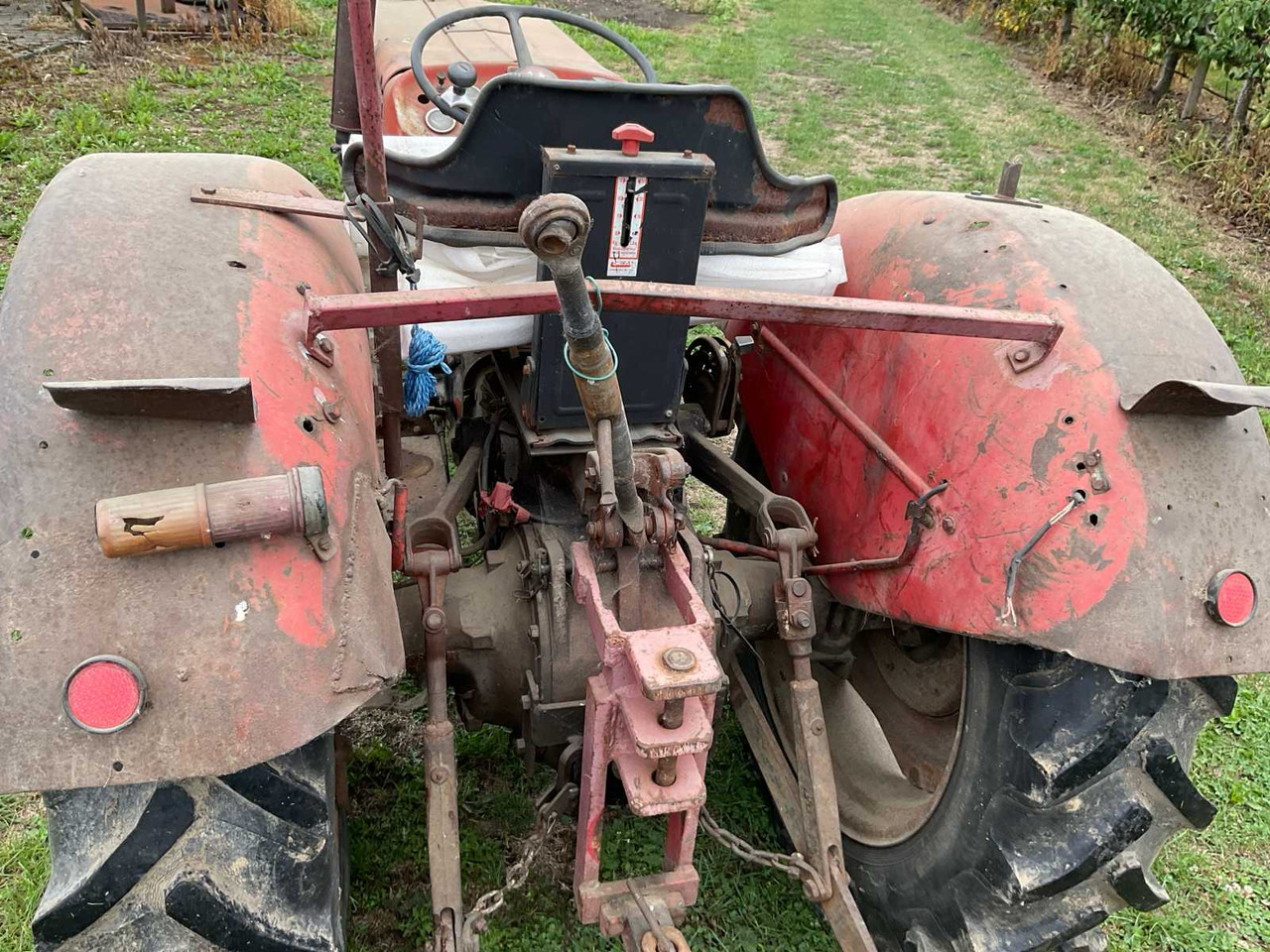 Massey Ferguson 135 - Traktor: 5 kép. Massey Ferguson 135 - Traktor: 5 kép.