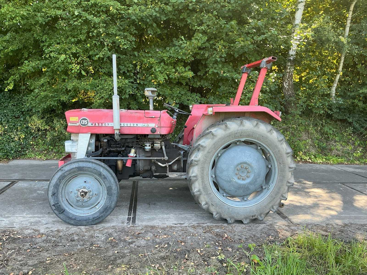 Massey Ferguson 135 - Traktor: 4 kép. Massey Ferguson 135 - Traktor: 4 kép.