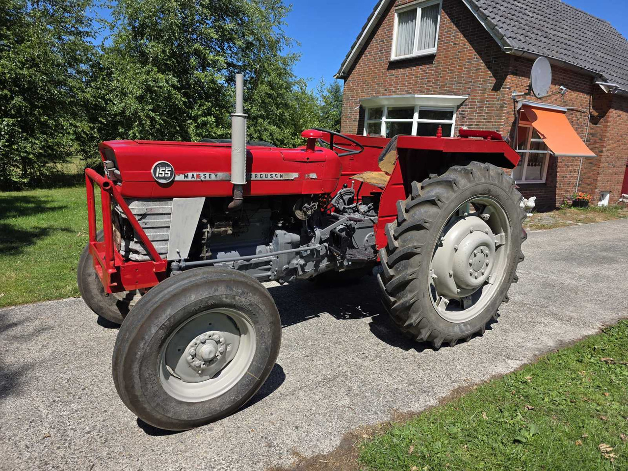 Massey Ferguson 155 - Traktor: 2 kép. Massey Ferguson 155 - Traktor: 2 kép.
