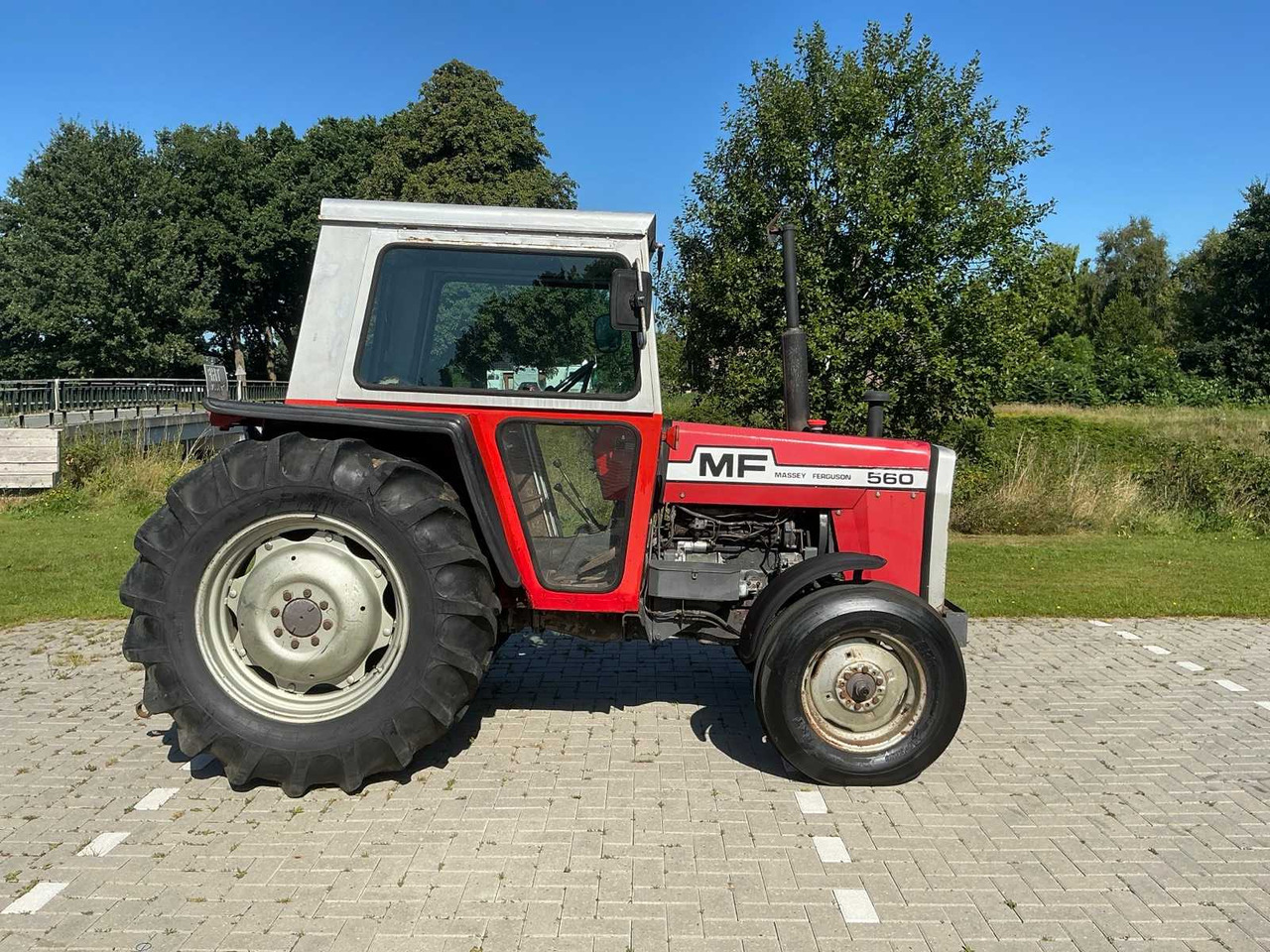 Massey Ferguson 560 - Traktor: 4 kép. Massey Ferguson 560 - Traktor: 4 kép.