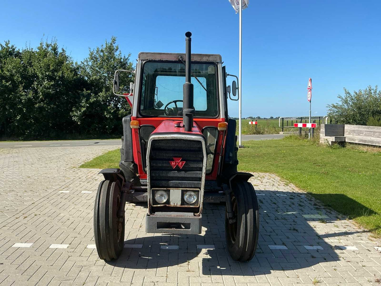 Massey Ferguson 560 - Traktor: 2 kép. Massey Ferguson 560 - Traktor: 2 kép.