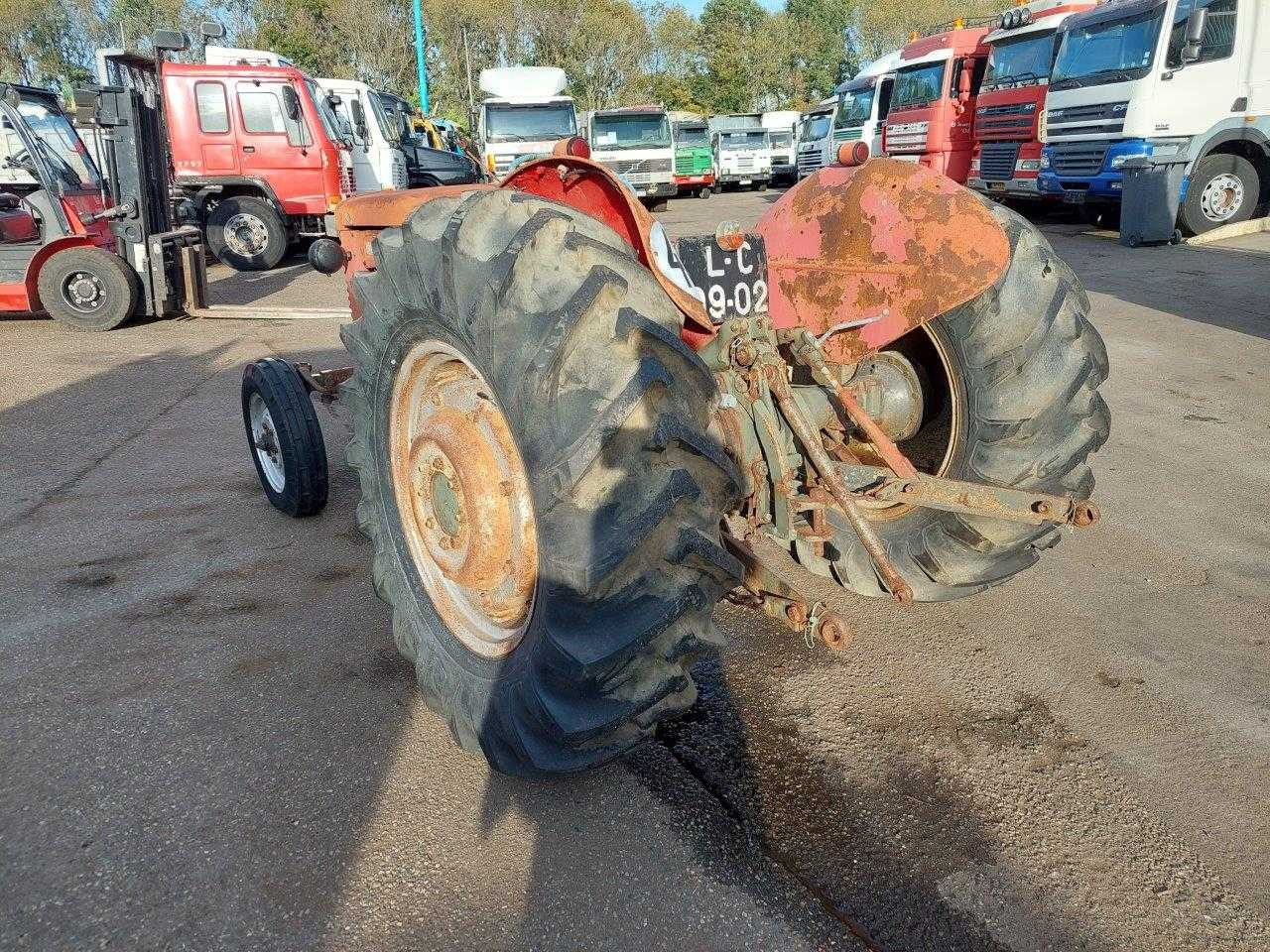 Massey Ferguson 65 - Traktor: 4 kép. Massey Ferguson 65 - Traktor: 4 kép.