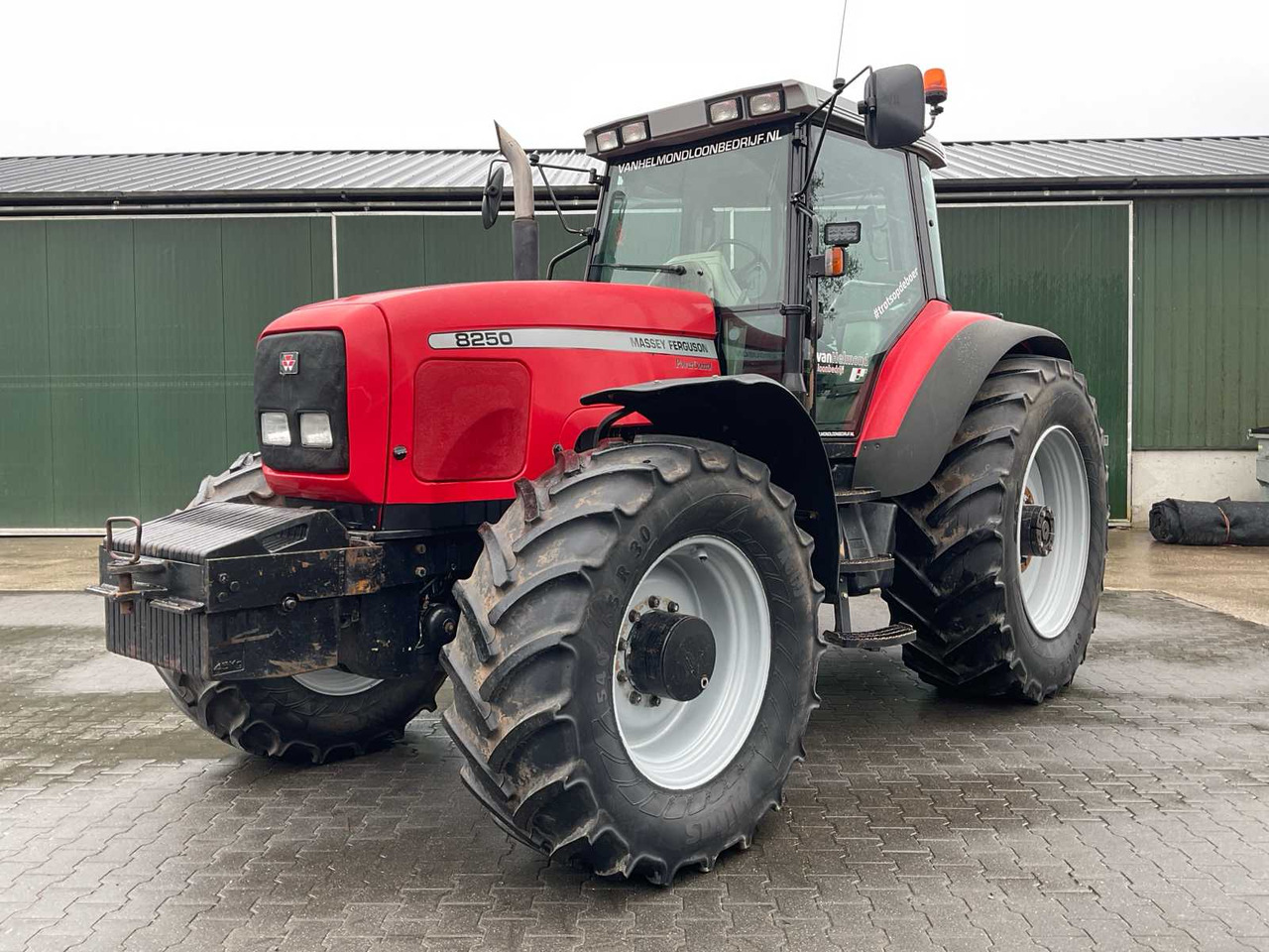 Massey Ferguson 8250 Xtra Power Control - Traktor: 1 kép. Massey Ferguson 8250 Xtra Power Control - Traktor: 1 kép.