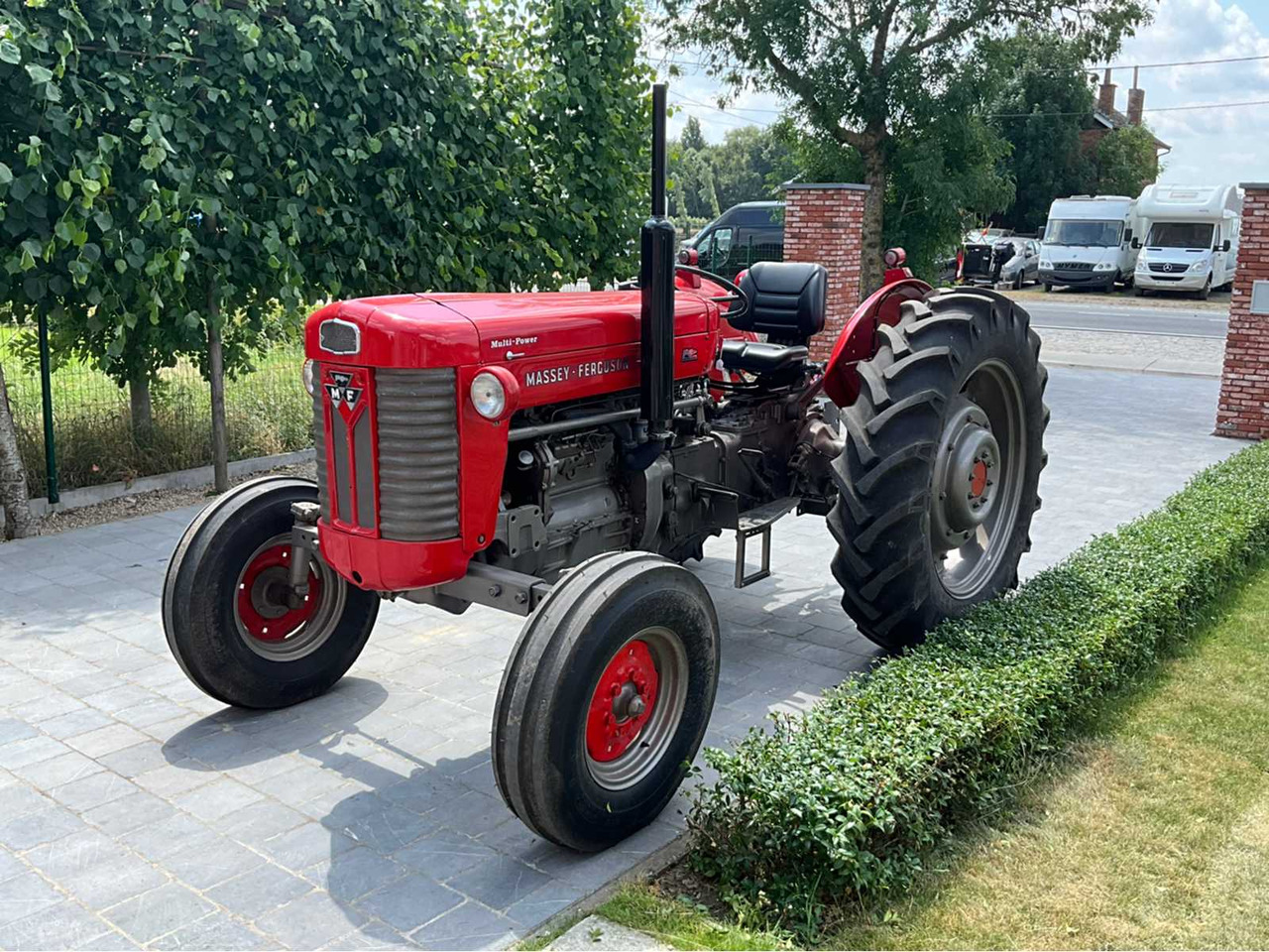 Massey Ferguson - Traktor: 1 kép. Massey Ferguson - Traktor: 1 kép.