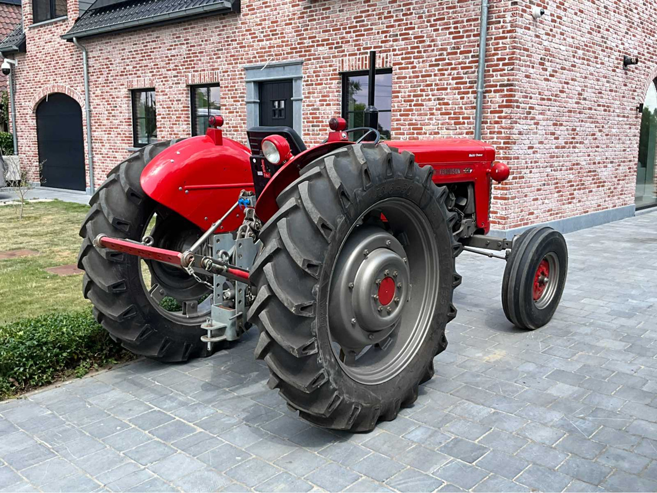 Massey Ferguson - Traktor: 5 kép. Massey Ferguson - Traktor: 5 kép.