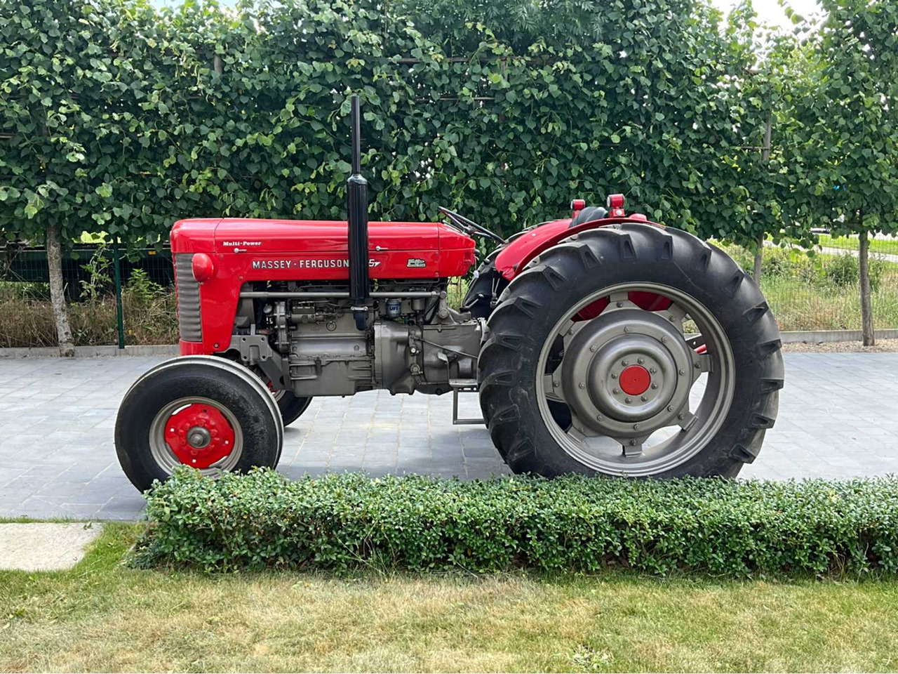 Massey Ferguson - Traktor: 2 kép. Massey Ferguson - Traktor: 2 kép.