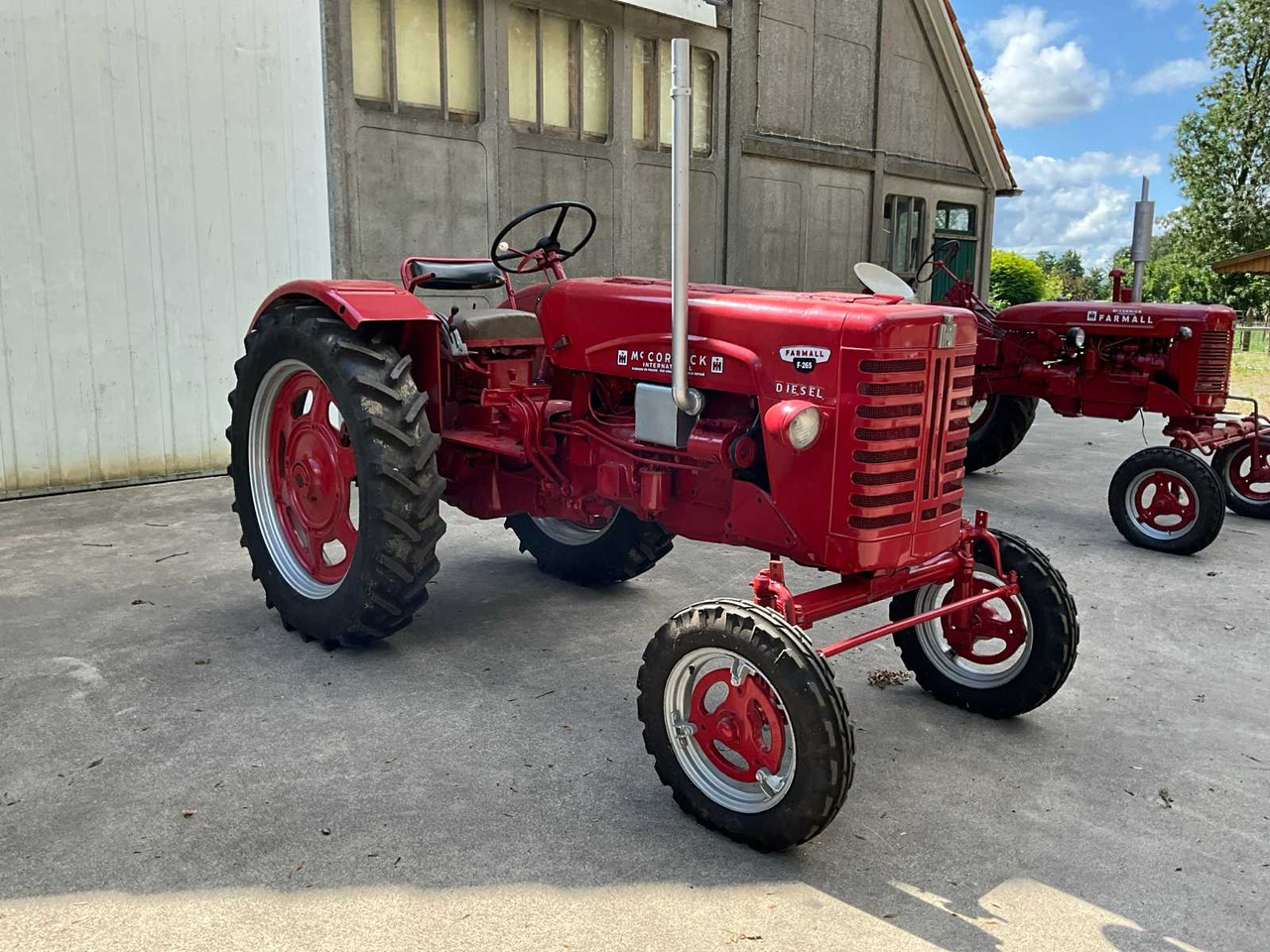 Mc cormick Farmall F-265 U - Traktor: 2 kép. Mc cormick Farmall F-265 U - Traktor: 2 kép.
