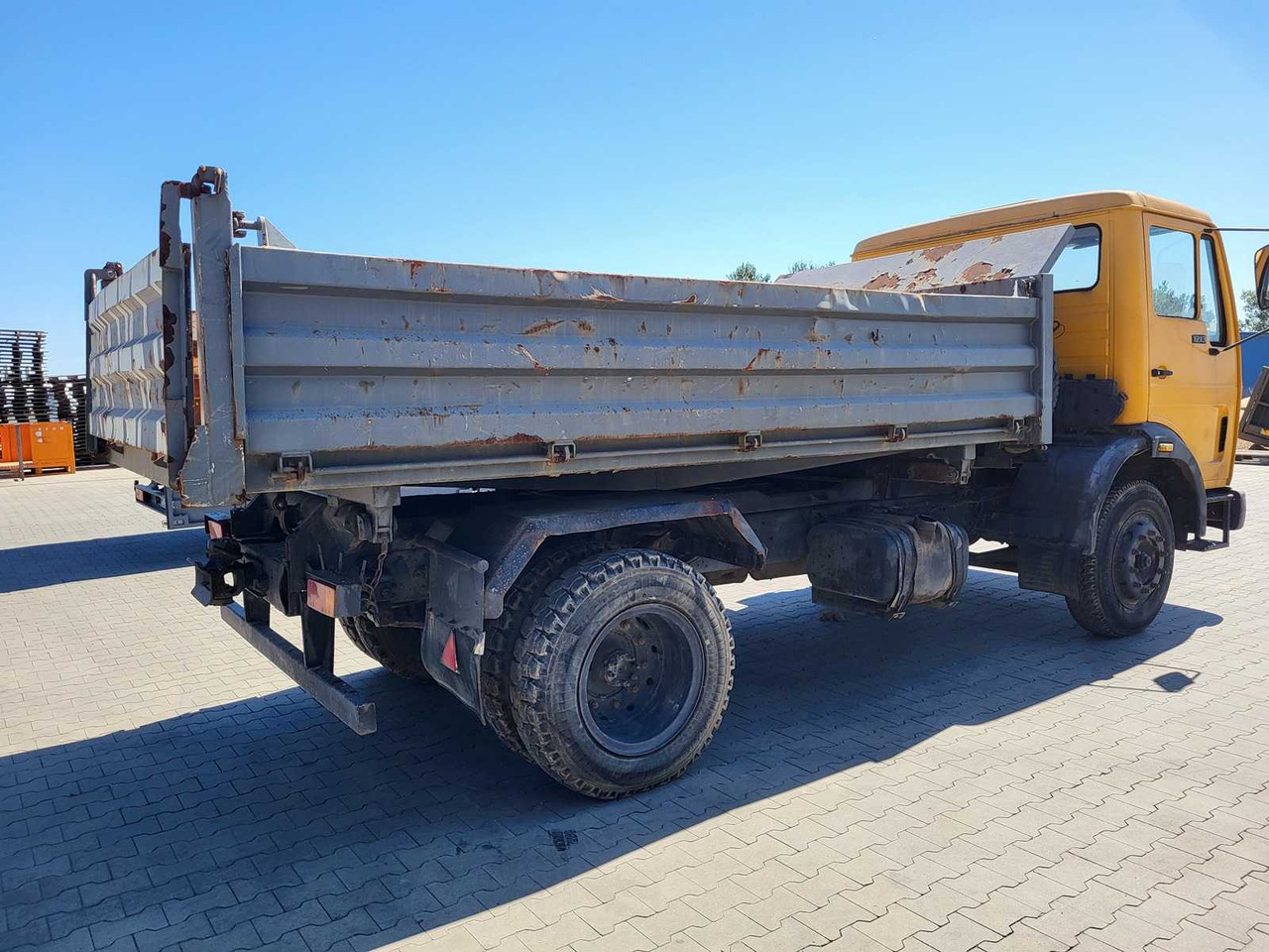 Mercedes-Benz 1213-37 MB - Dömper: 5 kép. Mercedes-Benz 1213-37 MB - Dömper: 5 kép.