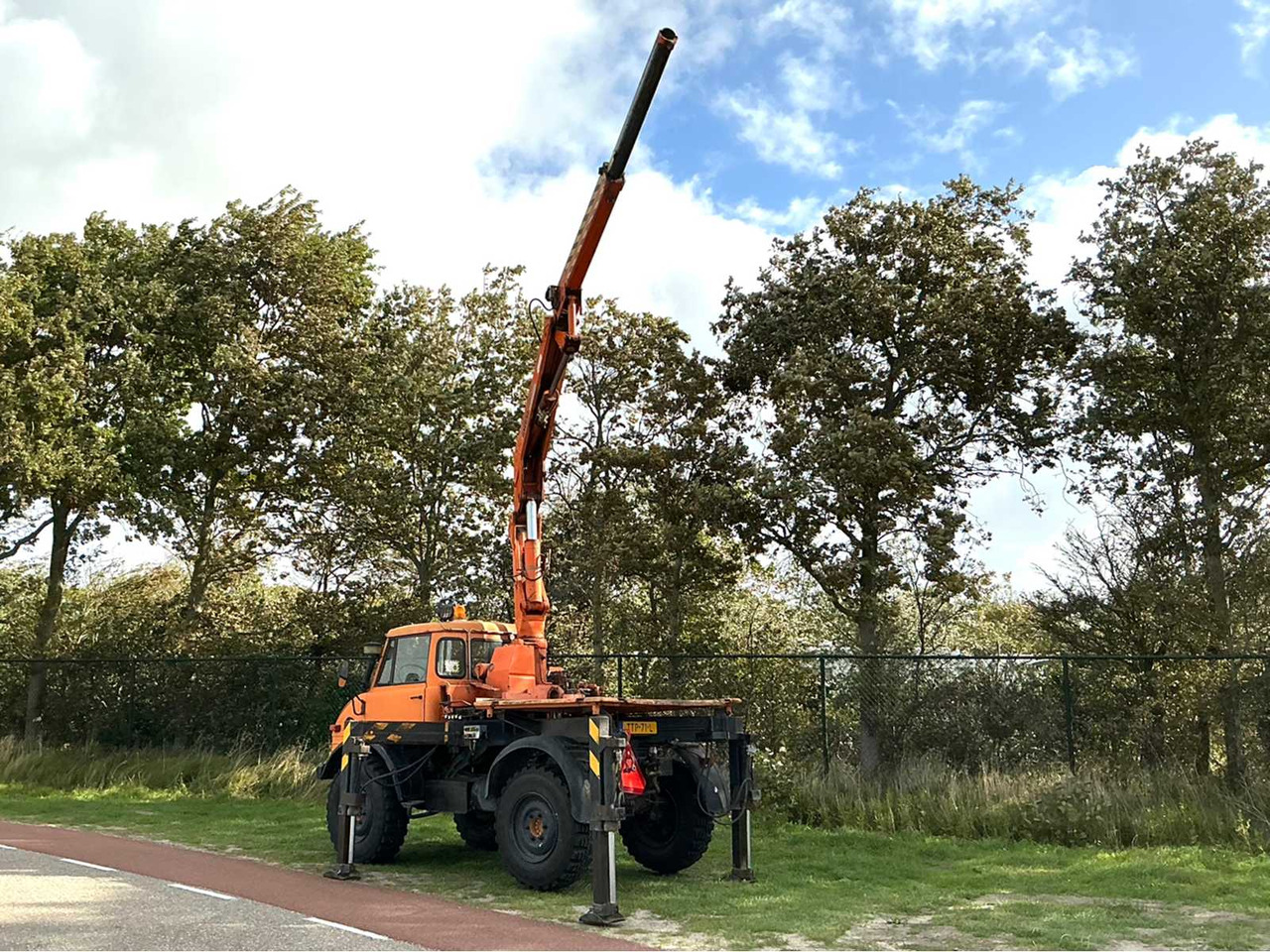 Mercedes-benz Unimog 406 - Mezőgazdasági pótkocsi: 3 kép. Mercedes-benz Unimog 406 - Mezőgazdasági pótkocsi: 3 kép.