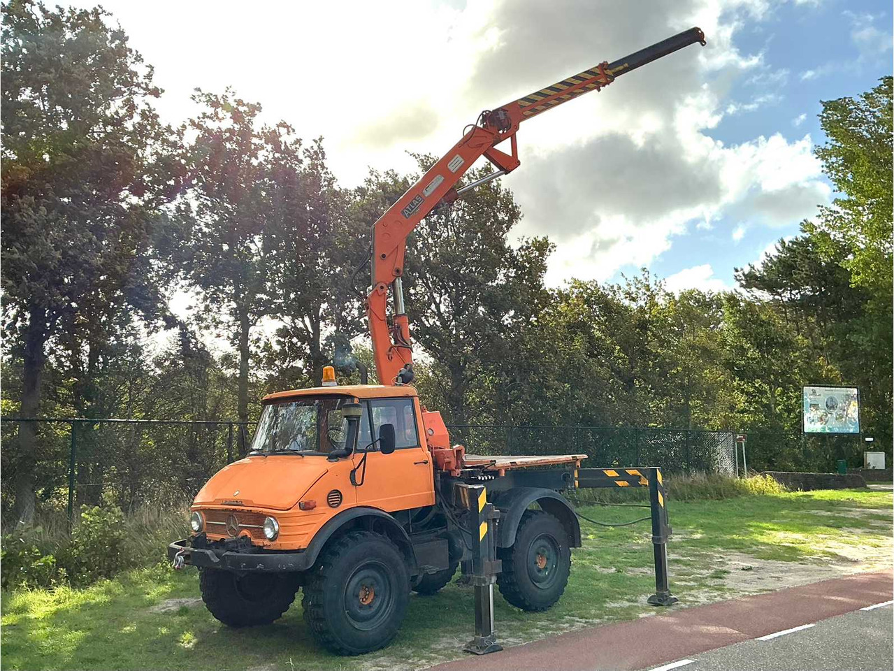 Mercedes-benz Unimog 406 - Mezőgazdasági pótkocsi: 2 kép. Mercedes-benz Unimog 406 - Mezőgazdasági pótkocsi: 2 kép.