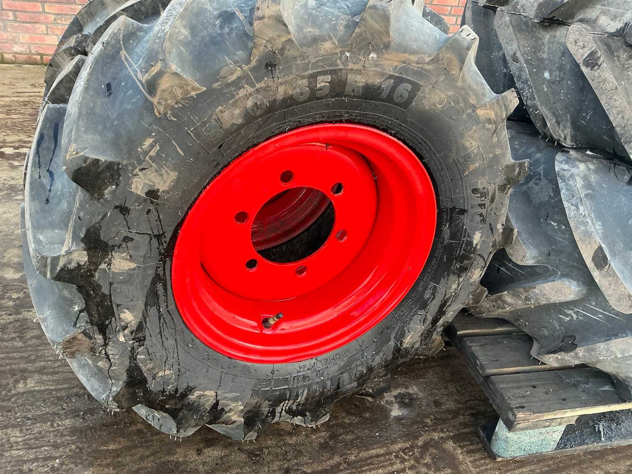 Michelin Multibib - Gumiabroncsok és felnik - Traktor: 2 kép. Michelin Multibib - Gumiabroncsok és felnik - Traktor: 2 kép.