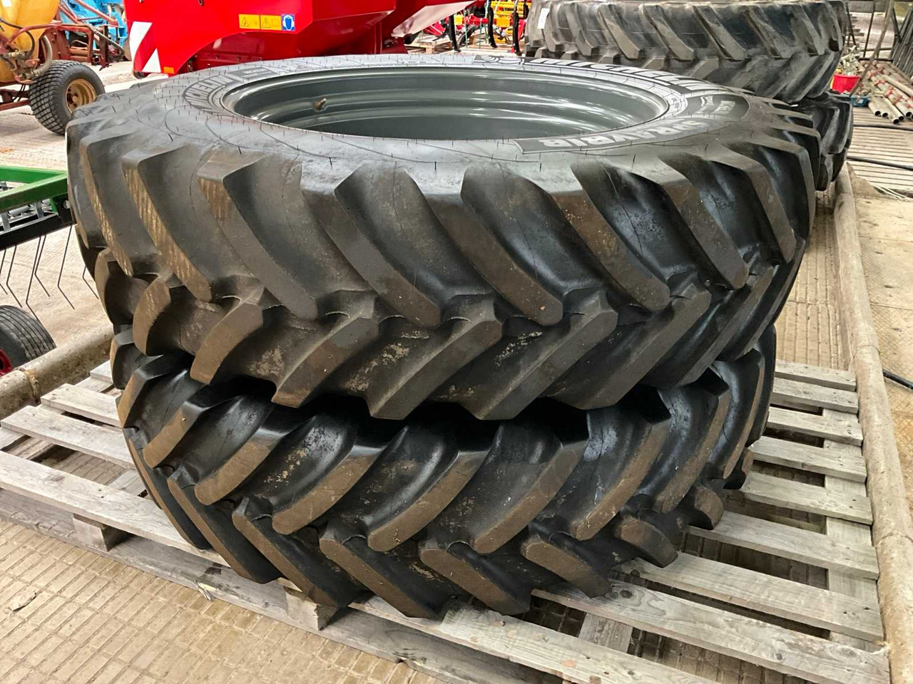 Michelin Spraybib - Gumiabroncsok és felnik - Traktor: 1 kép. Michelin Spraybib - Gumiabroncsok és felnik - Traktor: 1 kép.