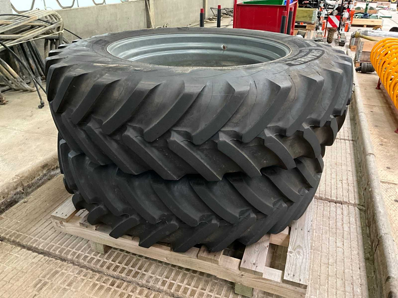 Michelin Spraybib - Gumiabroncsok és felnik - Traktor: 1 kép. Michelin Spraybib - Gumiabroncsok és felnik - Traktor: 1 kép.