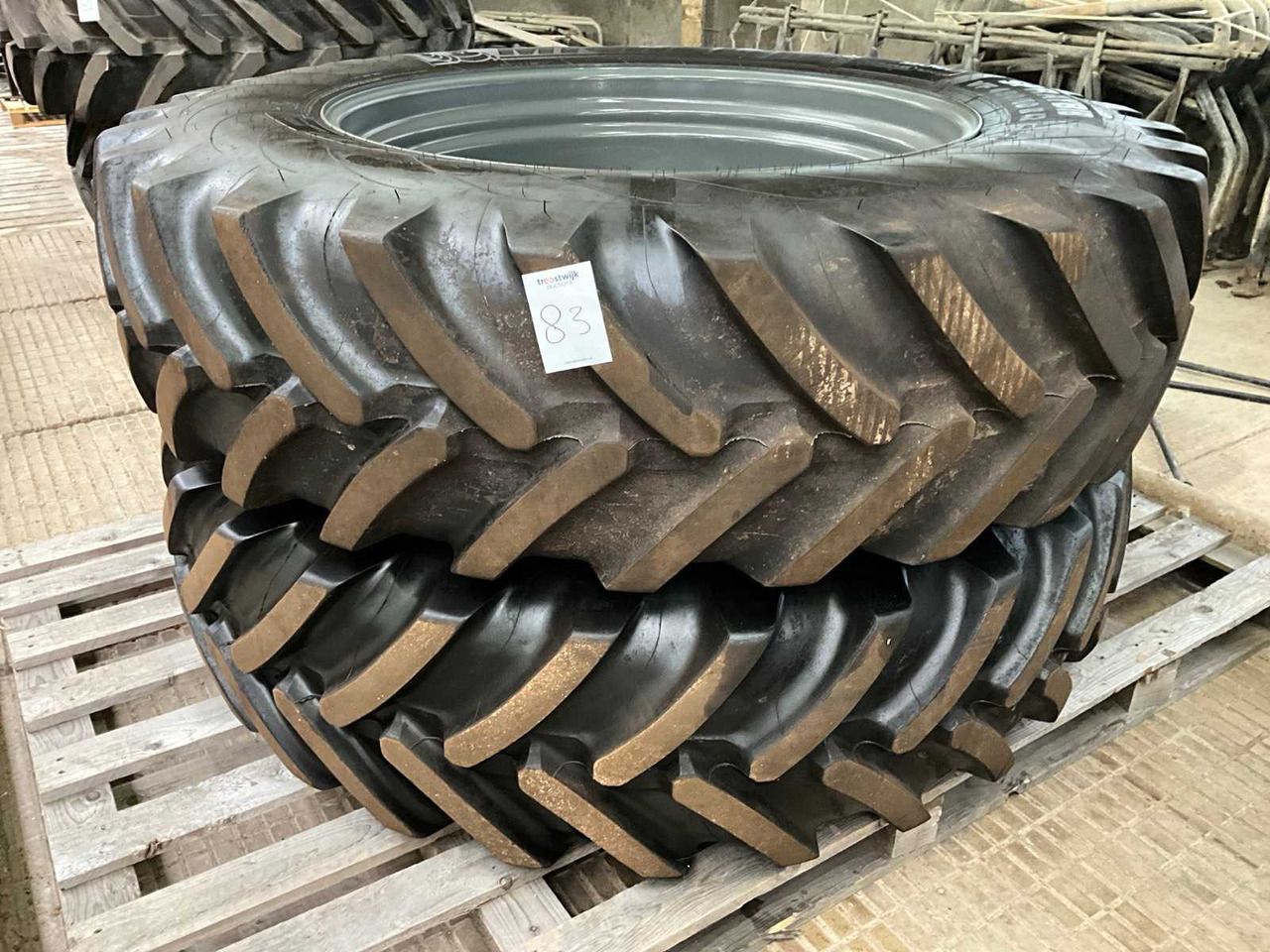Michelin Spraybib - Gumiabroncsok és felnik - Traktor: 2 kép. Michelin Spraybib - Gumiabroncsok és felnik - Traktor: 2 kép.