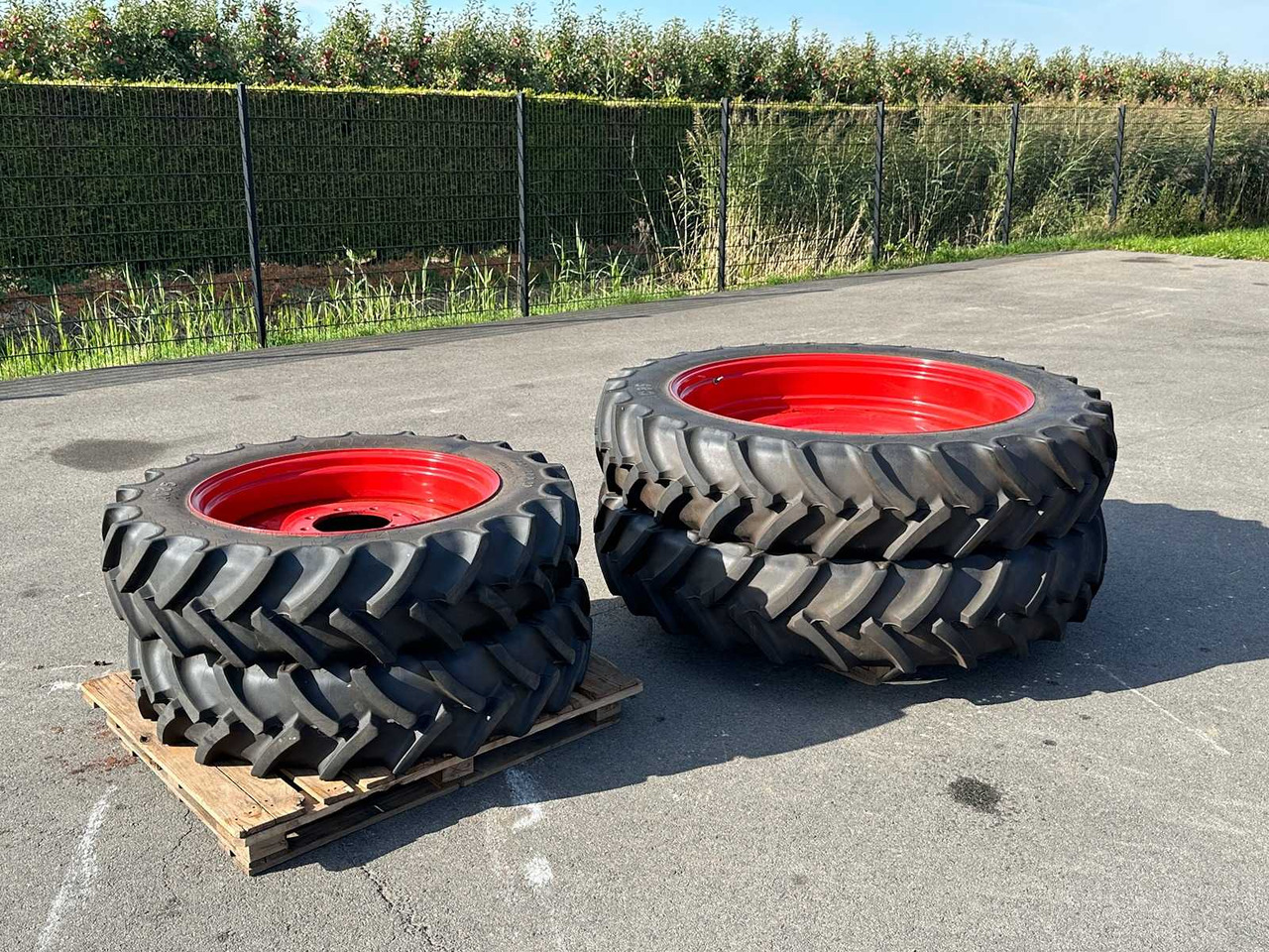 Mitas AC85 - Gumiabroncsok és felnik - Traktor: 1 kép. Mitas AC85 - Gumiabroncsok és felnik - Traktor: 1 kép.