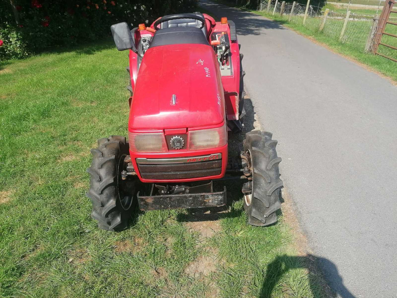 Mitsubishi MT205 - Kistraktor: 2 kép. Mitsubishi MT205 - Kistraktor: 2 kép.