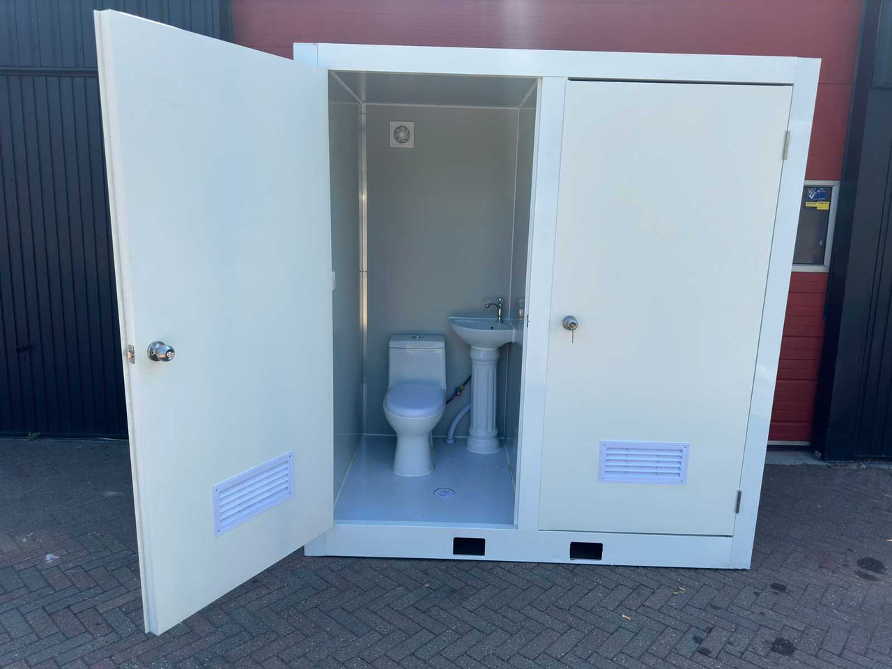Mobiel Dubbel - Konténerház: 2 kép. Mobiel Dubbel - Konténerház: 2 kép.