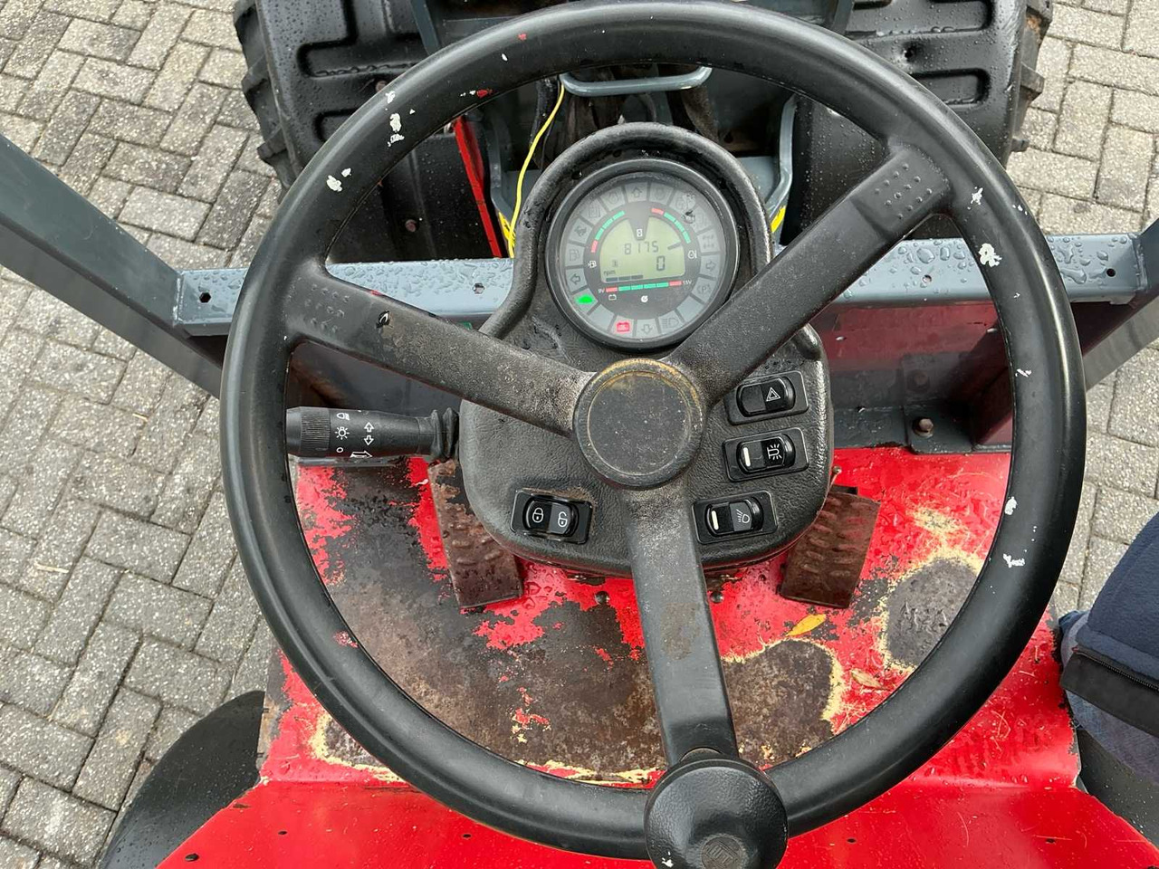 Mustang AL300 - Gumikerekes homlokrakodó: 5 kép. Mustang AL300 - Gumikerekes homlokrakodó: 5 kép.