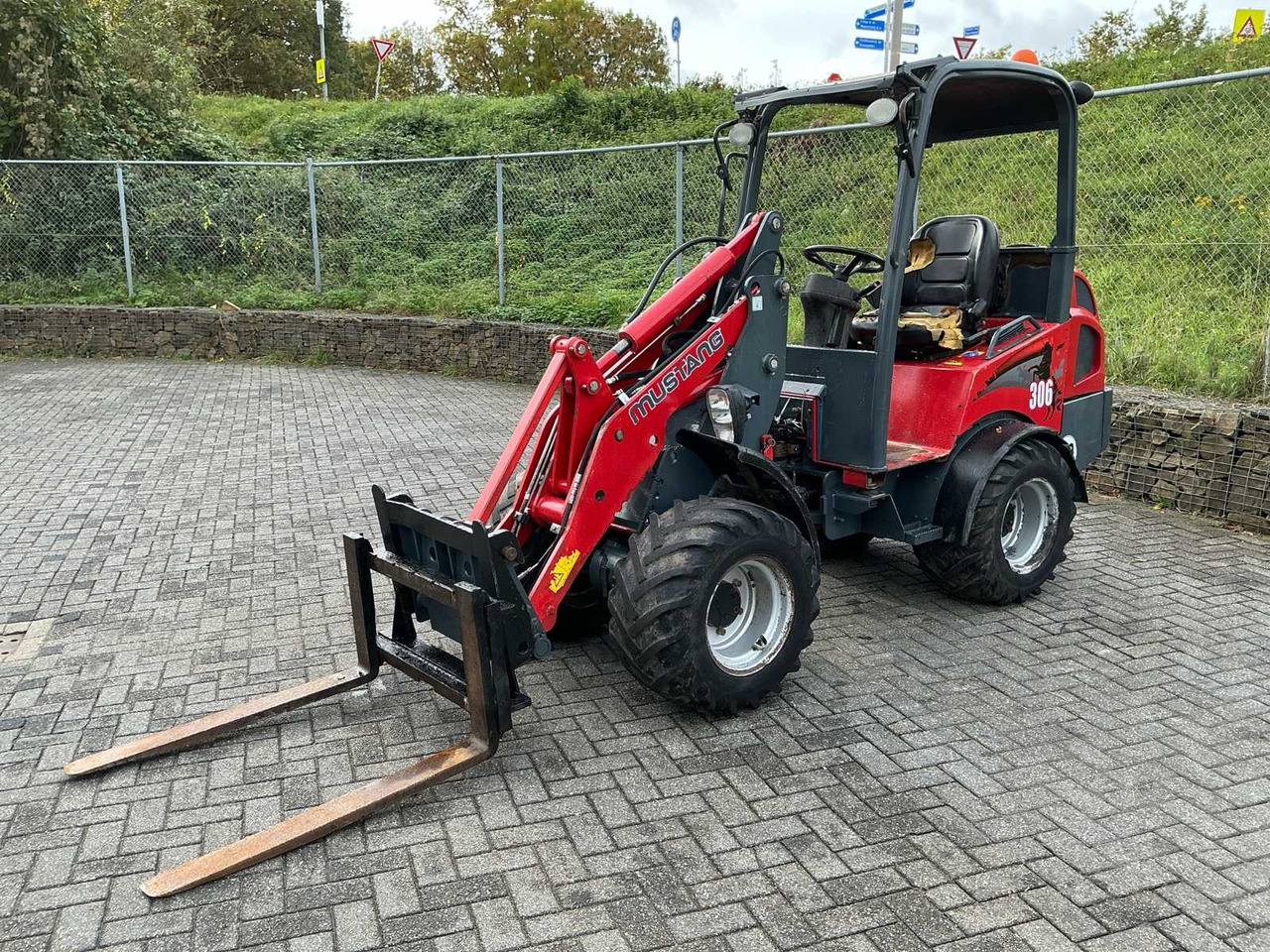 Mustang AL300 - Gumikerekes homlokrakodó: 1 kép. Mustang AL300 - Gumikerekes homlokrakodó: 1 kép.