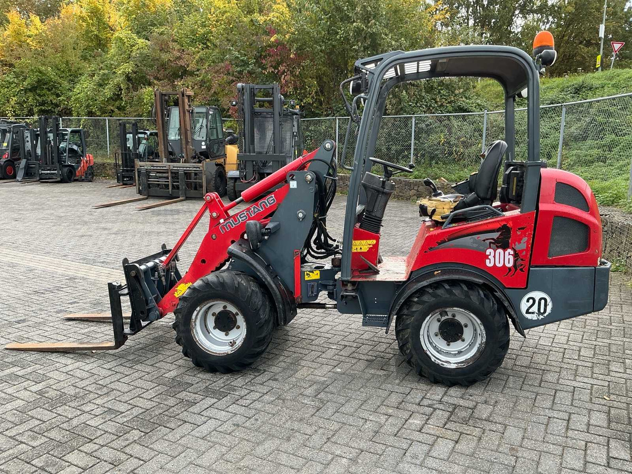 Mustang AL300 - Gumikerekes homlokrakodó: 2 kép. Mustang AL300 - Gumikerekes homlokrakodó: 2 kép.