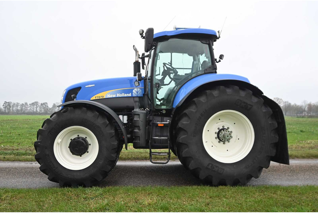 NEW HOLLAND - 2011 - T7070 - ALL-WHEEL DRIVE FARM TRACTOR - Traktor: 3 kép. NEW HOLLAND - 2011 - T7070 - ALL-WHEEL DRIVE FARM TRACTOR - Traktor: 3 kép.